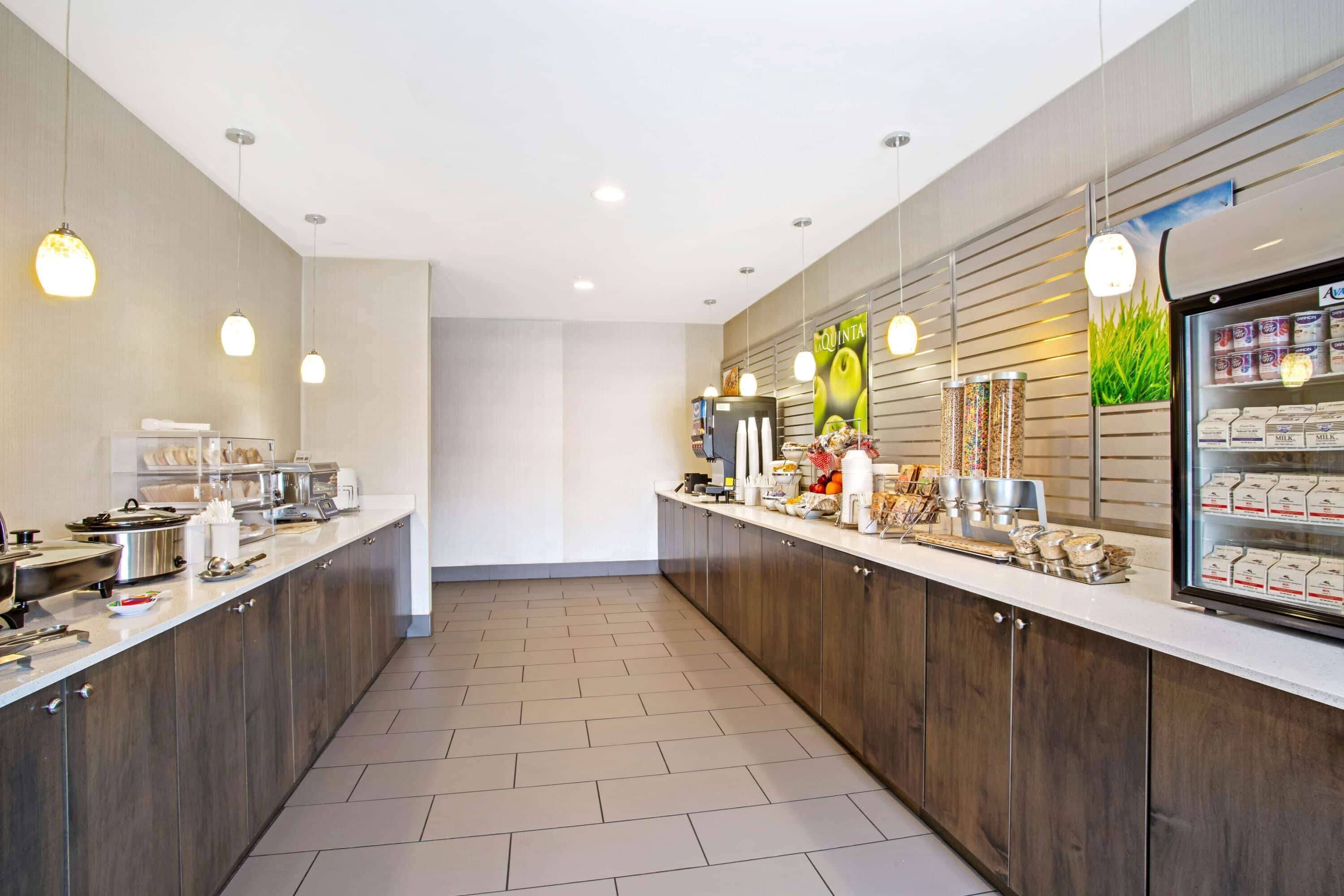 فطور كامل مجانًا يوميًا