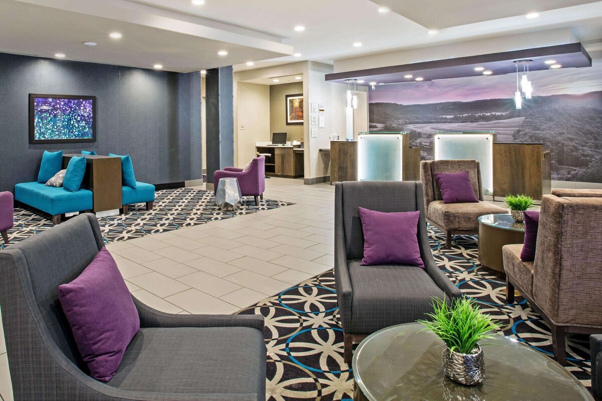 Abbotts town (PA) La Quinta Inn & Suites by Wyndham York Hotel room