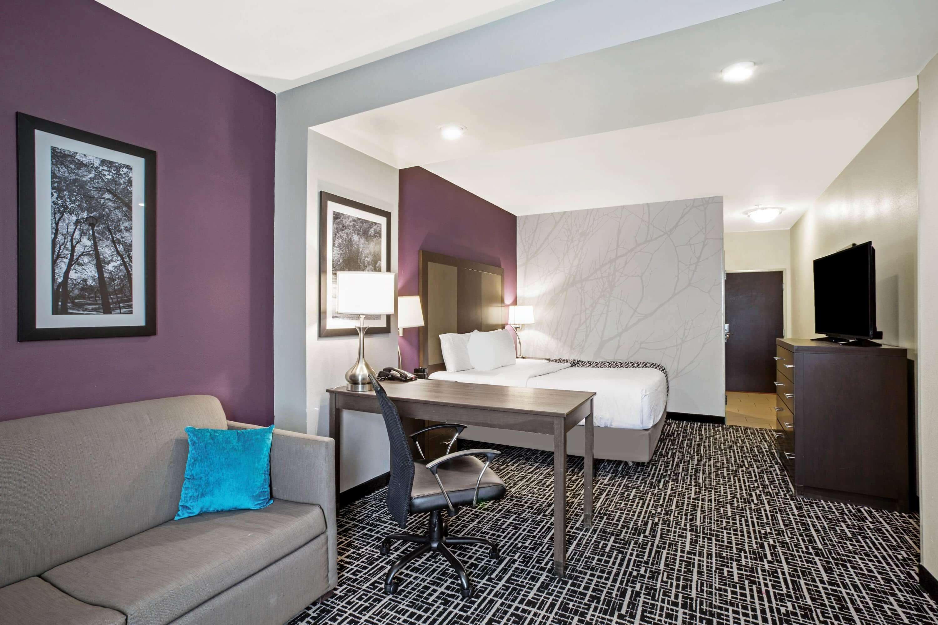 أسرّة بطبقة علوية مريحة ومكتب ومكواة/لوح كي وأسرّة أطفال/رضّع (مجانًا)