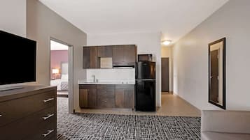 Deluxe Suite, 1 Bedroom, Non Smoking | Pillowtop beds, desk, iron/ironing board, free cribs/infant beds