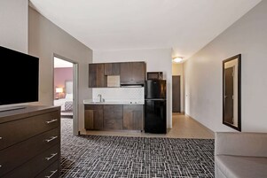 Deluxe Suite, 1 Bedroom, Non Smoking | Pillowtop beds, desk, iron/ironing board, free cribs/infant beds