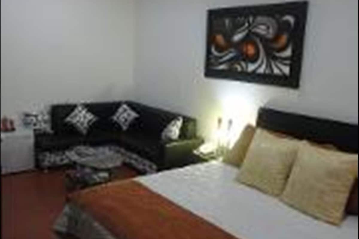 premium suite, 1 king bed | minibar, in-room safe, desk, free wifi