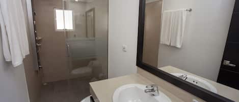 Suite Prestige, 1 trÚs grand lit | Salle de bain | Douche, articles de toilette (gratuits), séchoir à cheveux