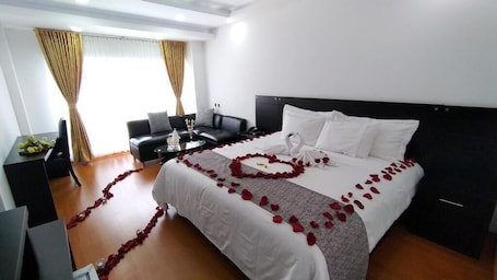 Honeymoon Room | 1 bedroom, minibar, in-room safe, desk