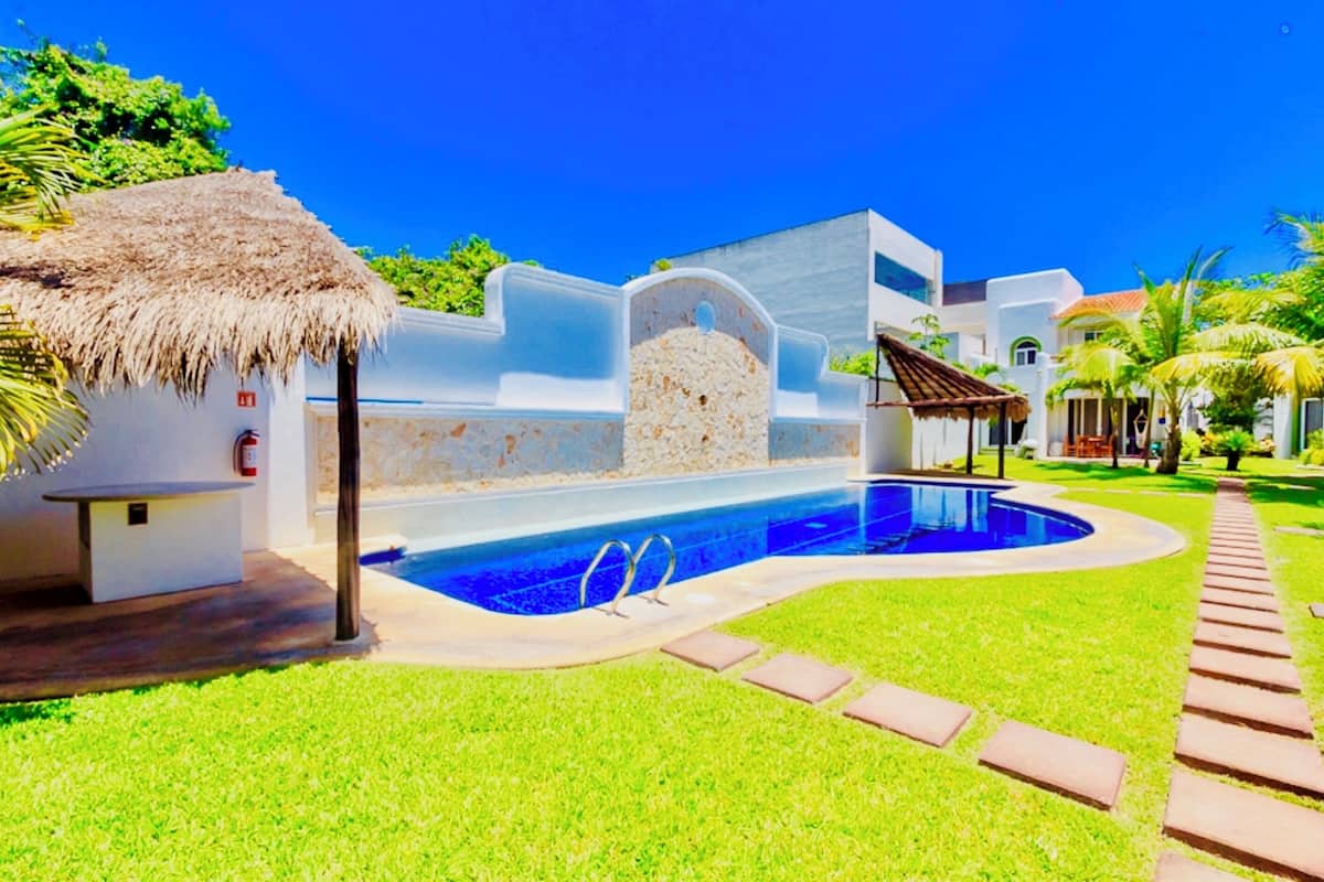 Outdoor pool, open 7 AM to 9 PM, sun loungers