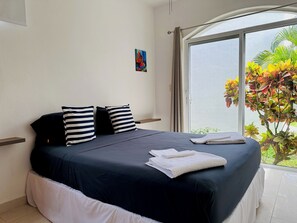 Villa estándar | Decoración personalizada, muebles diferentes y cortinas blackout