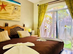Individually decorated, individually furnished, blackout curtains - Dolce Vita Caribe B&B (Playa del Carmen)