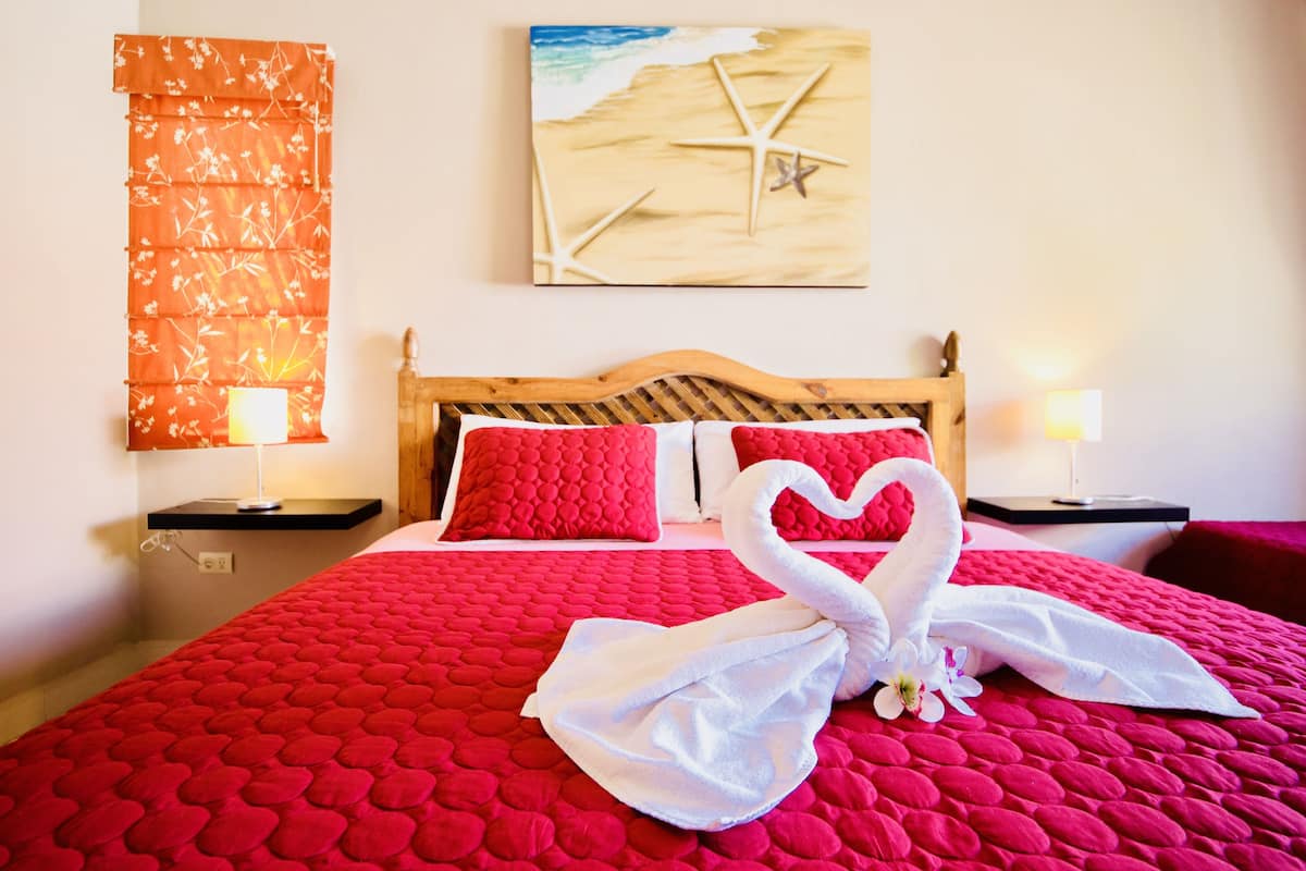3 bedrooms, individually decorated, individually furnished