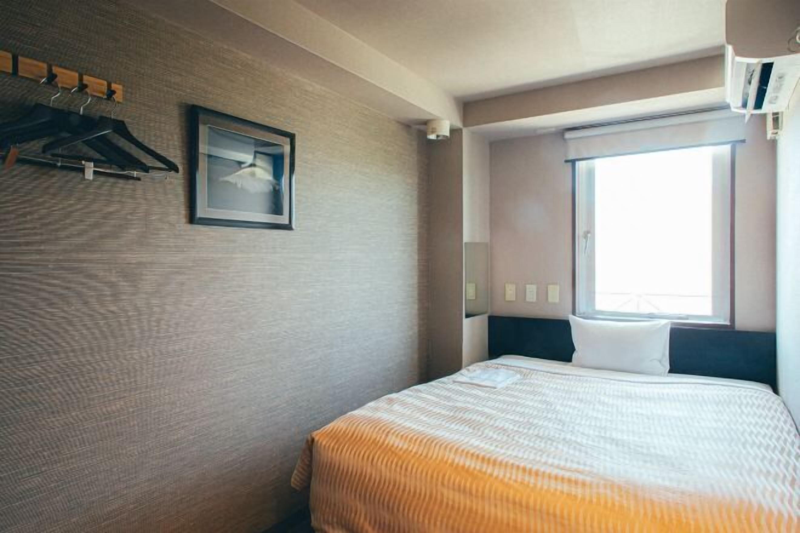 Escritorio, tabla de planchar con plancha, wifi gratis y ropa de cama 