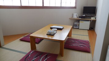 Escritorio, tabla de planchar con plancha, wifi gratis y ropa de cama 