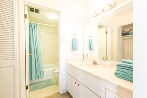 Design Studio Suite | Bathroom | Combined shower/bathtub, hair dryer, towels, toilet paper