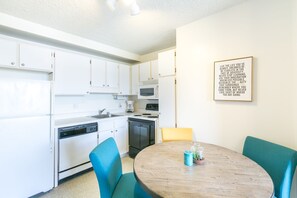 Design Studio Suite | Private kitchen | Fridge, oven, stovetop, dishwasher