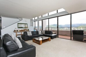 尊貴頂層客房 | 客廳 | 50 吋平面電視連有線電視頻道、電視、乒乓球設施