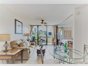 高級開放式套房, 1 張標準雙人床, 廚房, 城市景 | 客廳 | 50 吋平面電視連有線電視頻道、電視、乒乓球設施