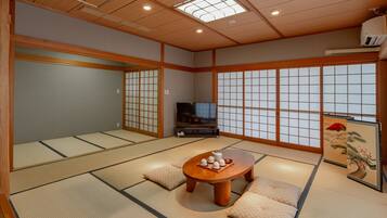 Japanese Room - Quadruple | Desk, iron/ironing board, free WiFi, bed sheets