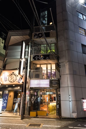 Fassade der Unterkunft – Abend/Nacht