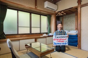 Kamar Tradisional (Japanese Style) | Meja kerja, ruang kerja ramah laptop, dan tirai kedap cahaya