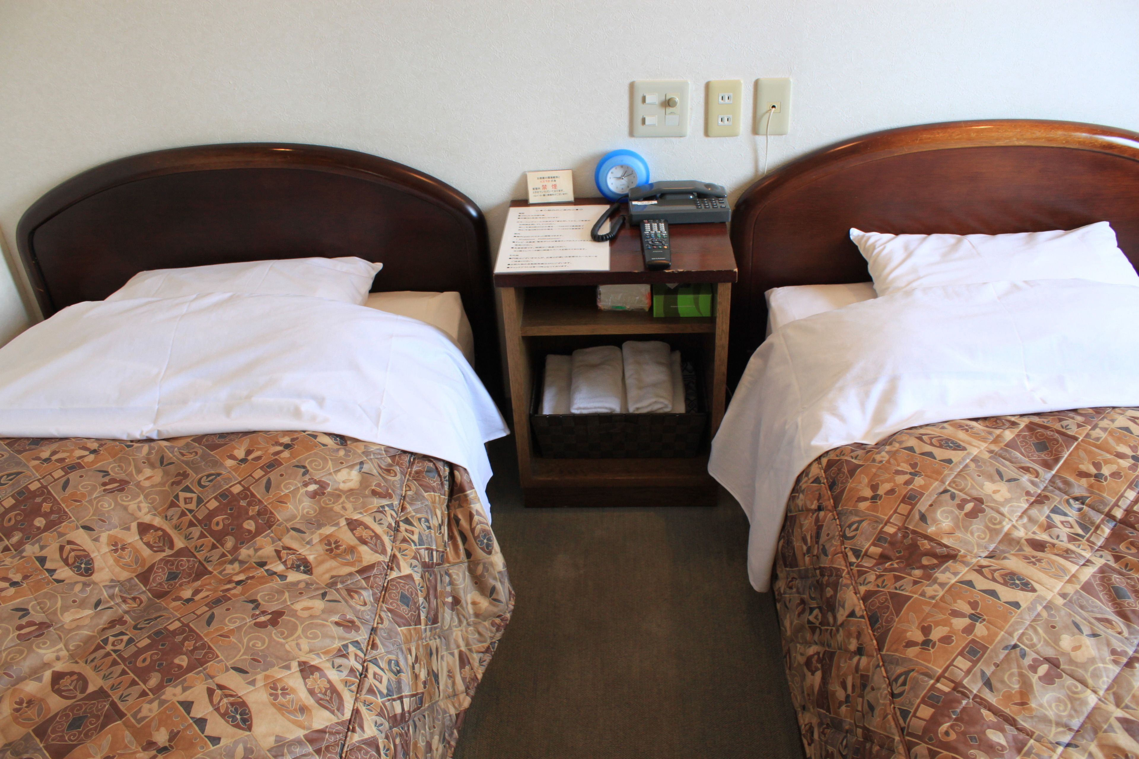 twin room, non smoking | desk, free wifi