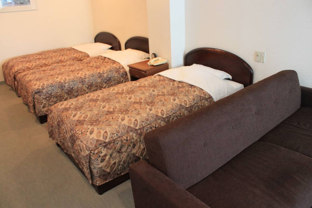 Kamar Triple Basic, 3 Tempat Tidur Twin, Bebas Asap Rokok | Meja kerja dan Wi-Fi gratis