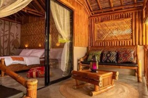 Premium bedding, desk, free WiFi