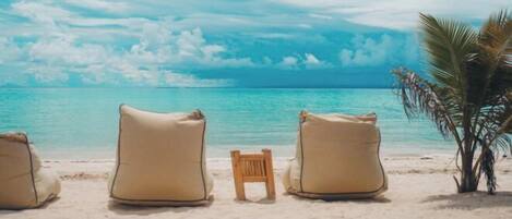 En la playa, playa de arena blanca y camas de playa gratuitas