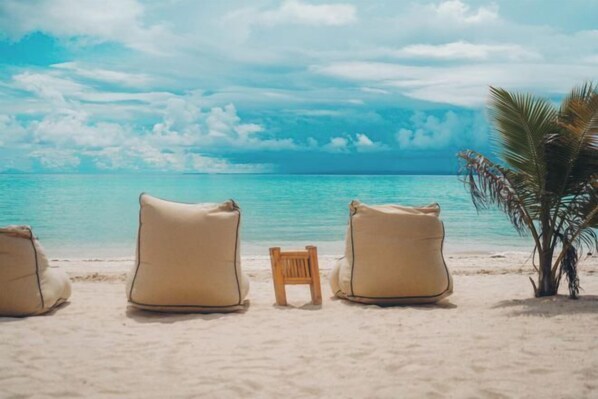 En la playa, arena blanca, camas de playa gratis