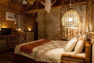 Premium bedding, desk, free WiFi