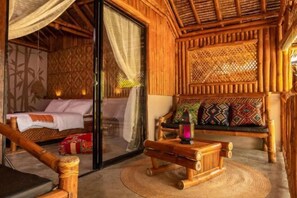 Premium bedding, desk, free WiFi