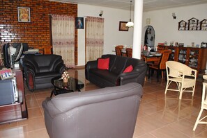 تلفزيون بشاشة مسطحة