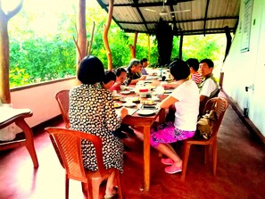 Outdoor dining - Sisira Natural Lodge (Sigiriya)
