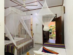 6 chambres, coffres-forts dans les chambres, bureau