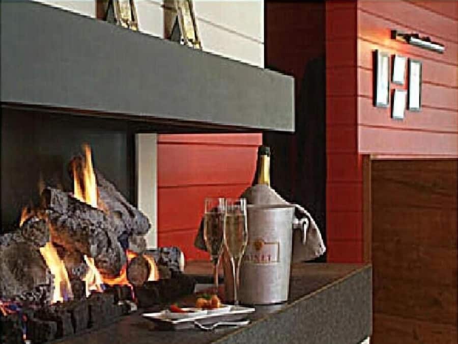 Breakfast, lunch, dinner served; French cuisine