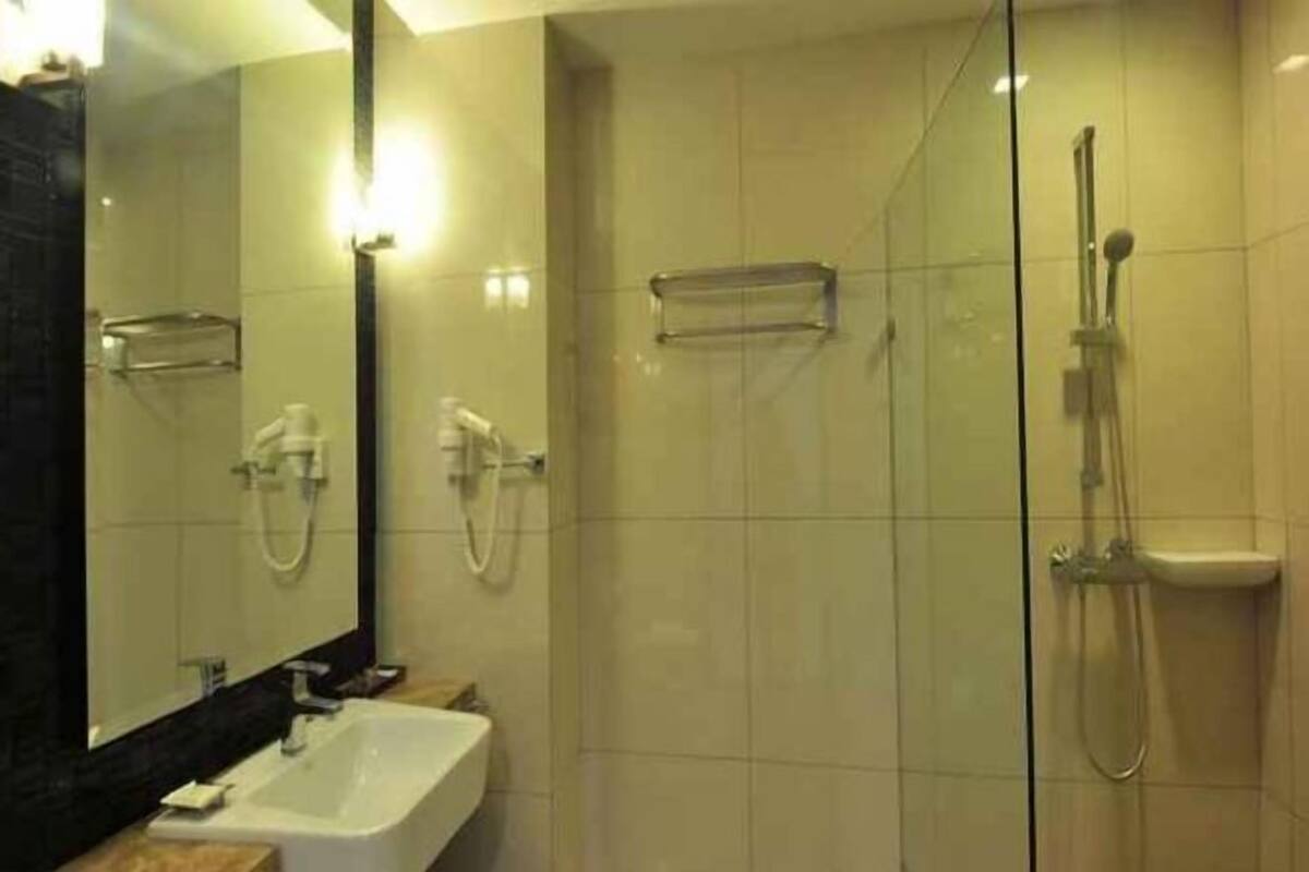 Bathroom | Shower, free toiletries, hair dryer, towels
