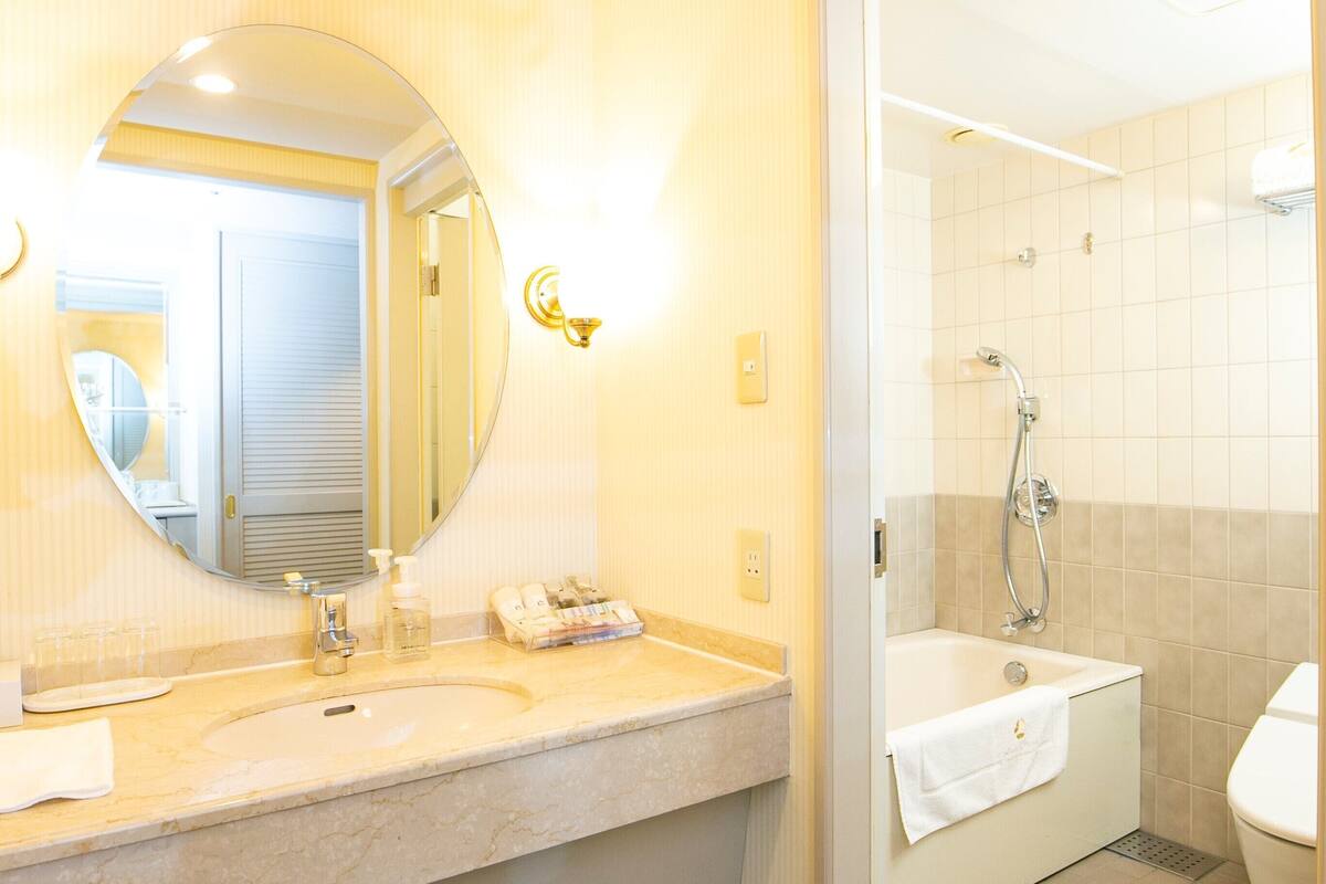 superior hollywood twin park view, non smoking | bathroom | combined shower/bathtub, deep-soaking bathtub, free toiletries