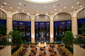 4 restaurants, breakfast, lunch, dinner served; Japanese cuisine