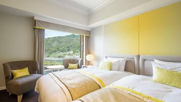 Premium bedding, down comforters, desk, laptop workspace