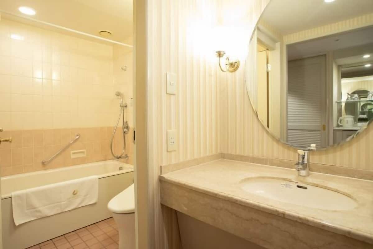 Een bad/douchecombinatie, een diep bad, gratis toiletartikelen