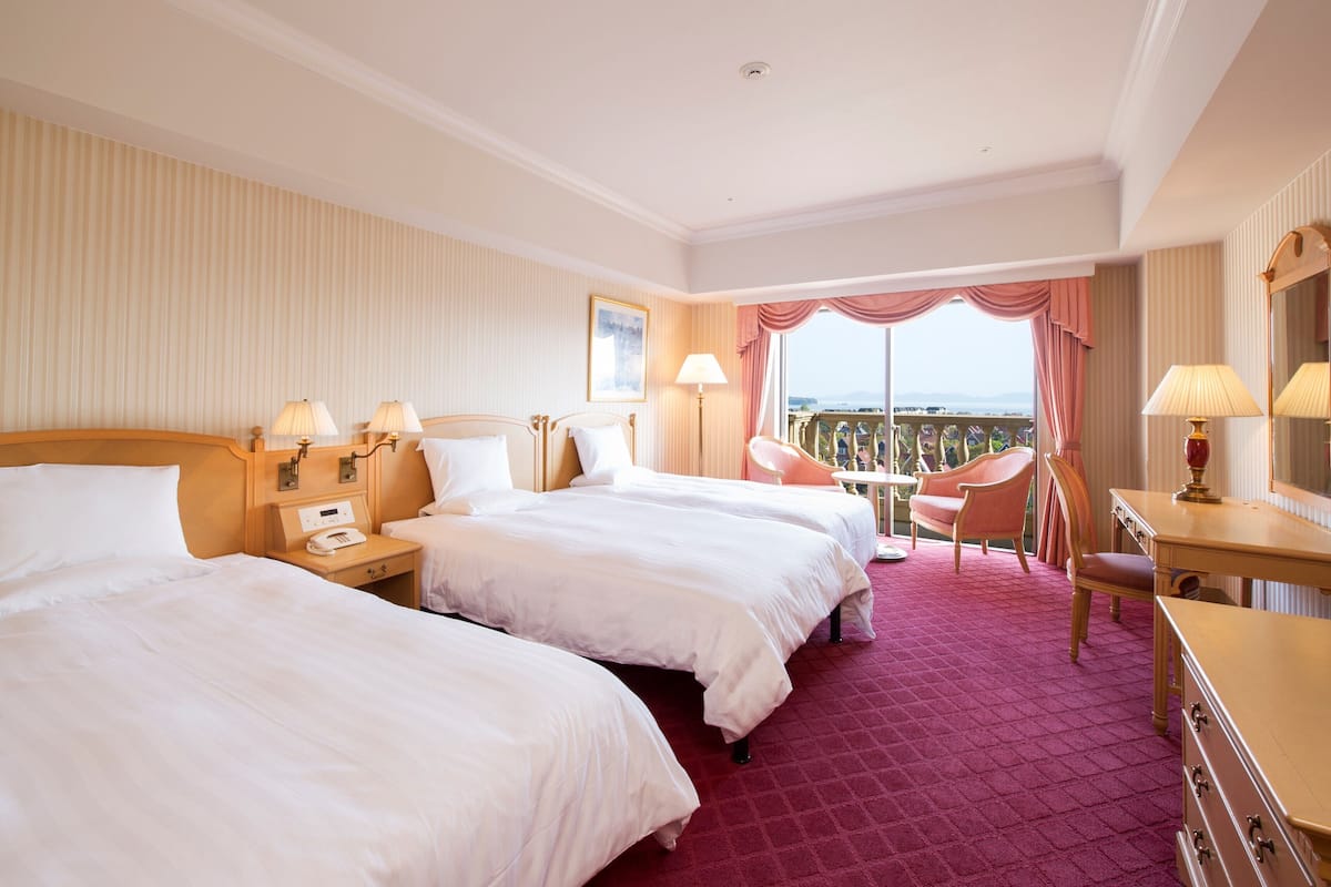 1 Schlafzimmer, hochwertige Bettwaren, Daunenbettdecken, Schreibtisch
