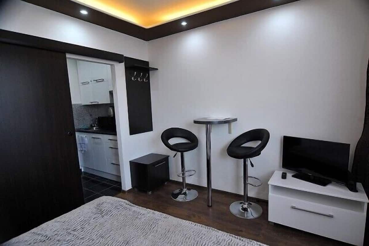 Doppia Comfort | Una scrivania, insonorizzazione, Wi-Fi gratuito