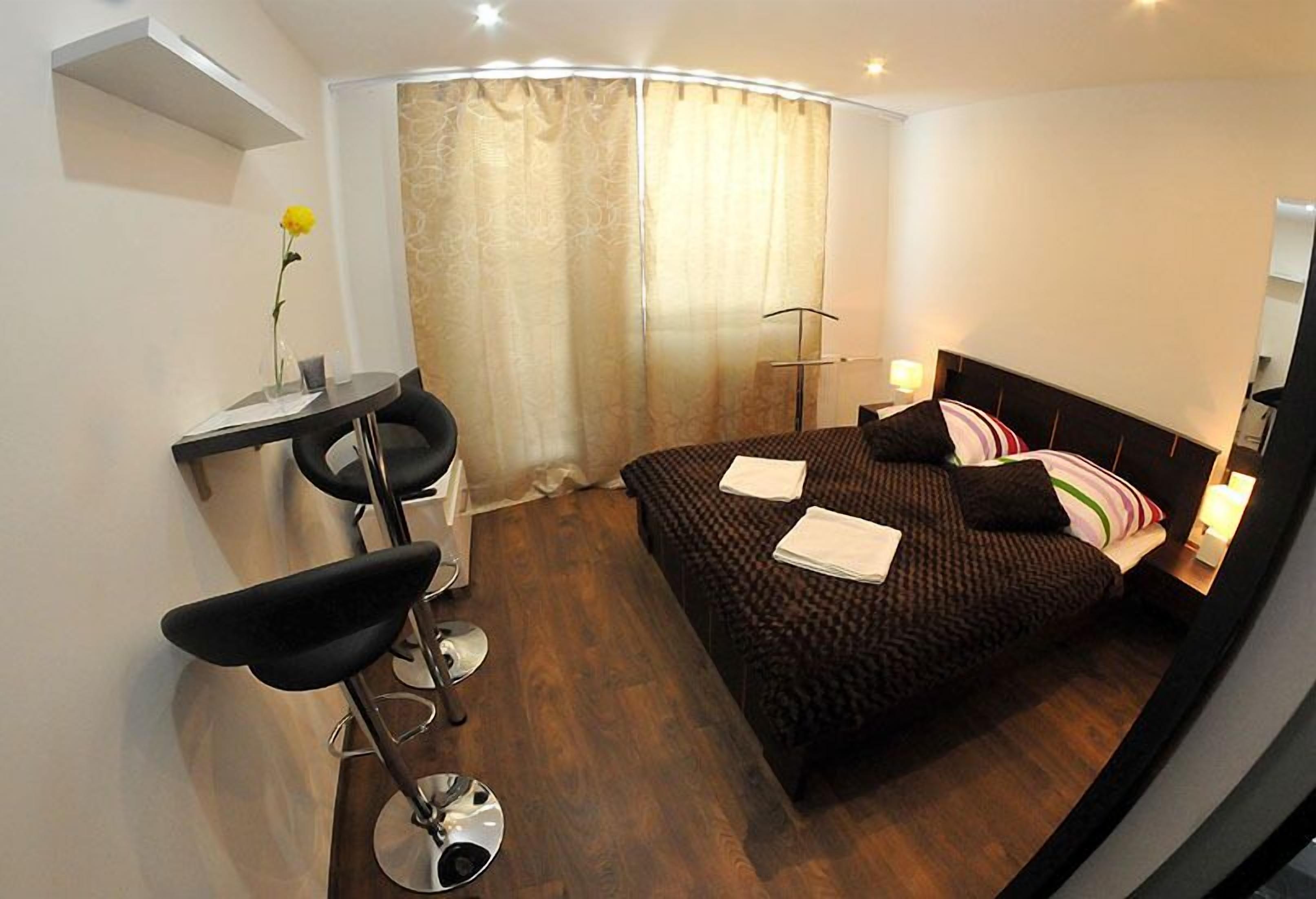 Doppia Comfort | Una scrivania, insonorizzazione, Wi-Fi gratuito