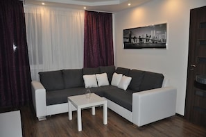 Apartament de luxe, 1 llit de matrimoni gran i sofà llit | Sala d'estar | Televisor de pantalla plana