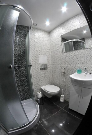 Habitació doble Comfort | Bany | Dutxa, articles de tocador gratuïts i tovalloles