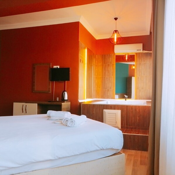 Habitación doble Confort, hidromasaje | Minibar, escritorio y wifi gratis 