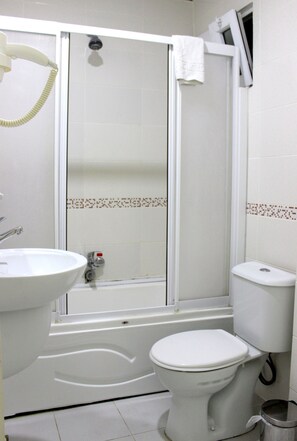 Zweibettzimmer, 2 Einzelbetten | Badezimmer | Kostenlose Toilettenartikel, Haartrockner, Hausschuhe, Handtücher