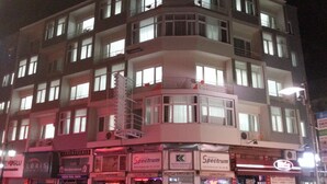 Un edificio de varios pisos con varias tiendas en la planta baja, incluyendo Spectrum.