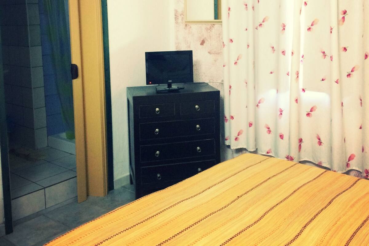Cots/infant beds, free WiFi