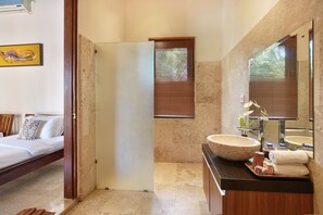 Ducha, artículos de higiene personal gratuitos y secador de pelo