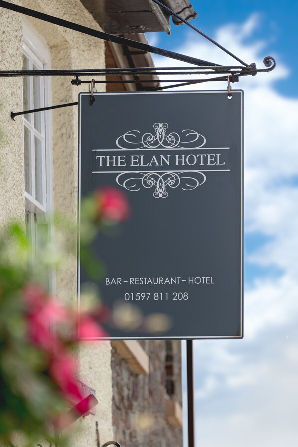 A sign for The Elan Hotel, indicating it offers a bar, restaurant, and hotel services. - The Elan Hotel (Rhayader)