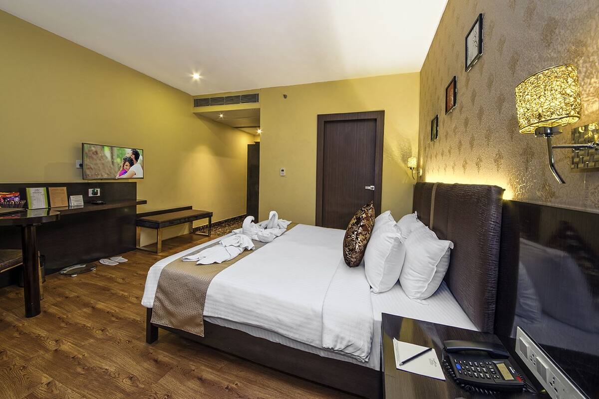 Fern club Suite | In-room safe, desk, iron/ironing board (on request), rollaway beds