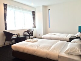 Quarto duplo luxo, vista para a cidade | Cofres nos quartos, escrivaninha, Wi-Fi de cortesia, roupa de cama